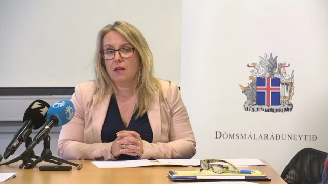 Vantrauststillaga á Sigríði felld; Katrín afhjúpuð.
