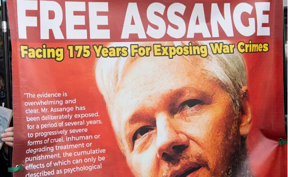 VIÐ EIN, ALMENNINGUR HEIMSINS, GETUM BJARGAÐ JULIAN ASSANGE