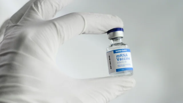 Endurgreining á gögnum Pfizers og Moderna kallar á alvöru áhættumat