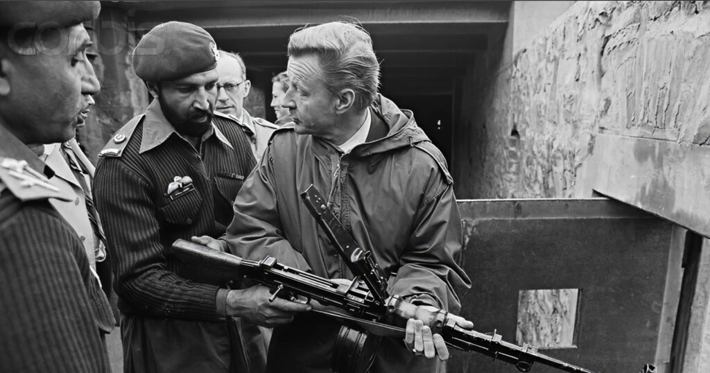 Brzezinski ásamt Osama bin Laden í Afganistan árið 1979. Brzezinski stærði sig síðar af því að hafa átt þátt í því að kynda undir átökin þar í landi og valdaráninu þar í þeim tilgangi að veikja Rússlandi. Í viðtali við Le Nouvel Observateur sagði hann meðal annars: „Við létum Rússa ekki ráðast inn, en við jukum viljandi líkurnar á því að þeir myndu gera það“.