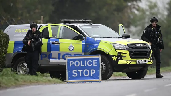 Íran hafnar tengslum við meint sprengjuárásaráform við RAF Fairford; fimm látin laus gegn tryggingu