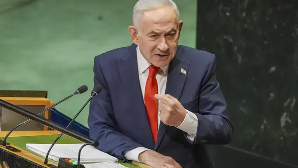 Netanyahu ver sóknaraðgerðir á vettvangi SÞ meðan Mamdani andmælir