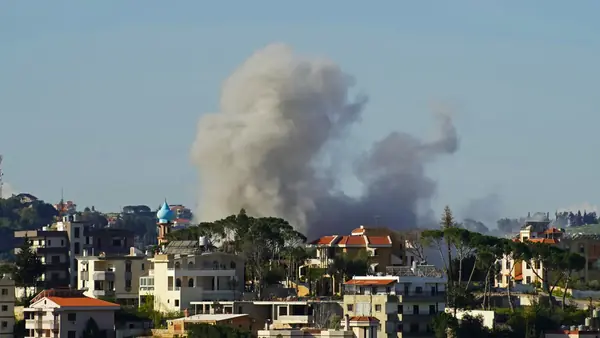 Ísraelskar árásir og niðurrif í suðurhluta Líbanons eftir drónaárás Hizbollah