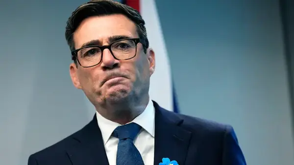 Burnham sætir kröfum um endurþjóðnýtingu, fjölmiðlabanni og fréttum um skyndikosningar