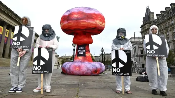 CND mótmælir í Liverpool vegna kjarnorkuógnar meðan flokksþing Verkamannaflokksins stendur yfir